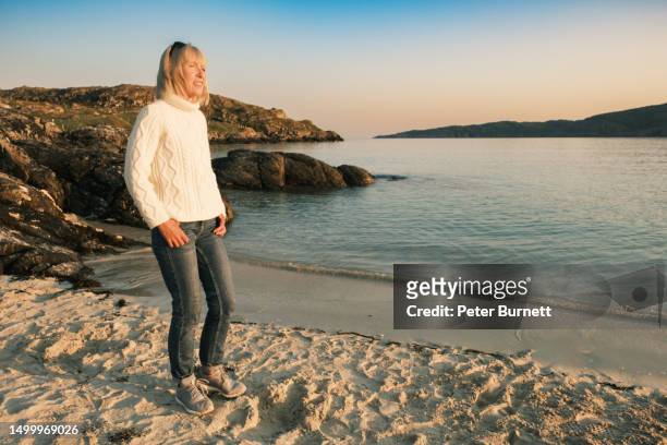 sunset stroll at achmelvich beach, lochinver, scotland - achmelvich stock pictures, royalty-free photos & images