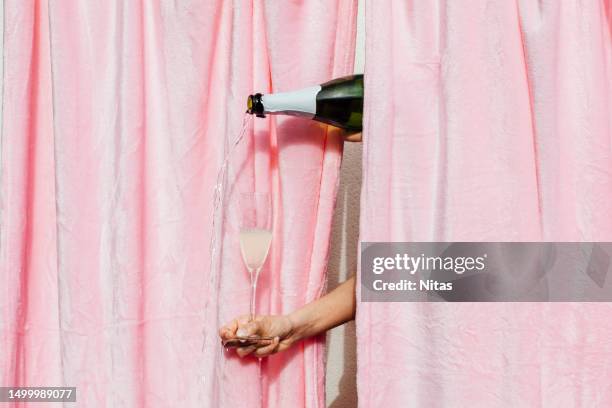 pouring champagne out of the champagne flute glass - oreal paris women of worth celebration 2017 arrivals stockfoto's en -beelden