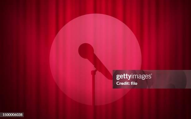 ilustrações, clipart, desenhos animados e ícones de microfone palco performance fundo cortina vermelha - stand up comedian
