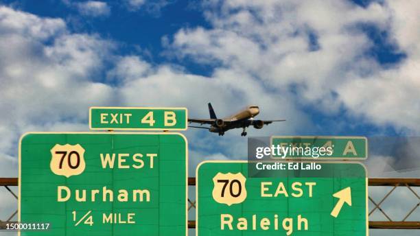 plane landing at airport - edward-lambton-7th-earl-of-durham stockfoto's en -beelden