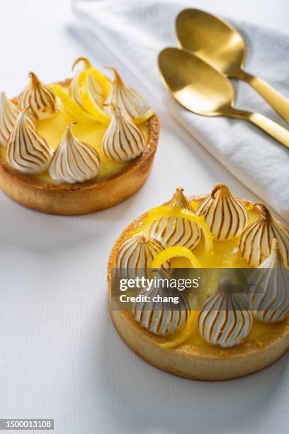 french lemon tart with meringue - gateaux stockfoto's en -beelden