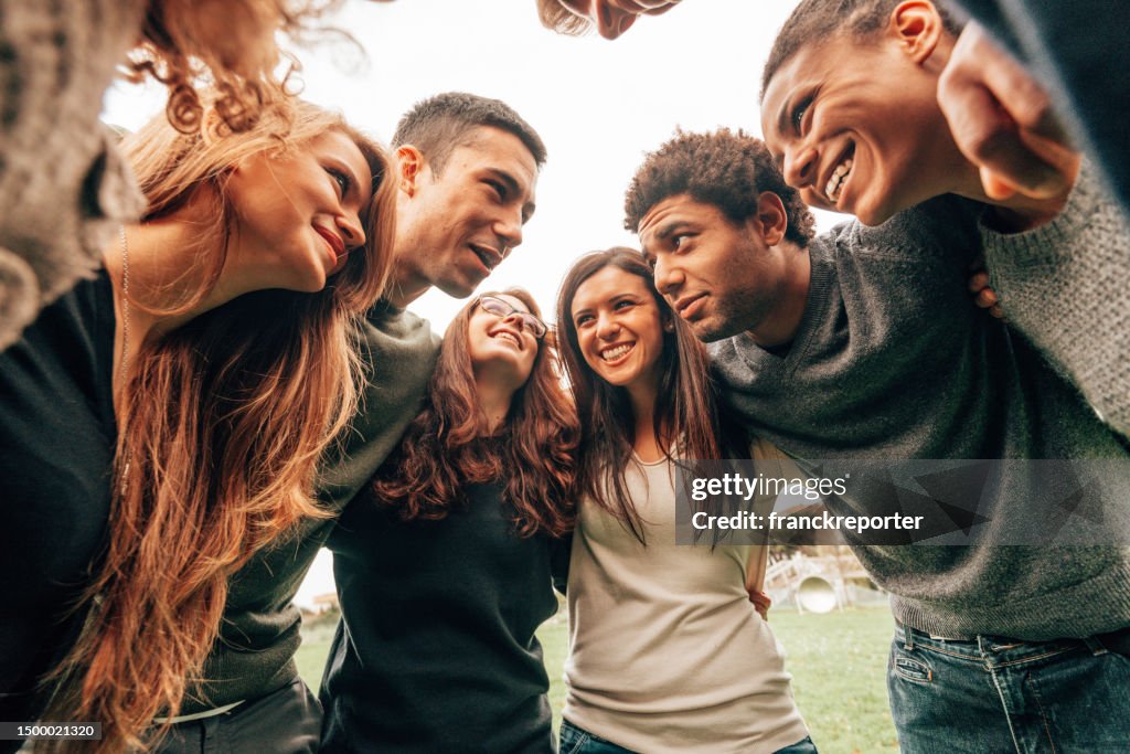Trabalho em equipe de pessoas todas juntas