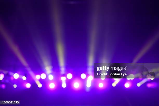 concert lights background - luz de escenario fotografías e imágenes de stock