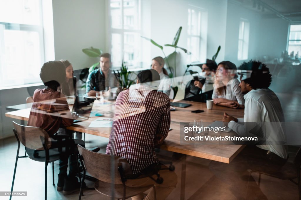 Collègues à la réunion d’affaires dans la salle de conférence.
