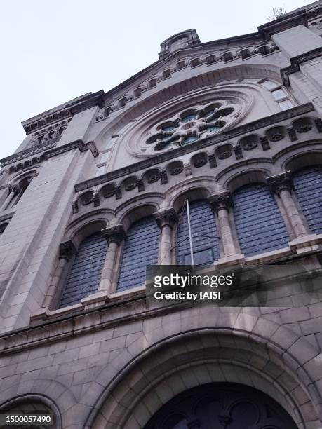 the great synagogue of brussels, rue de la régence at low angle view - synagogue exterior stock pictures, royalty-free photos & images