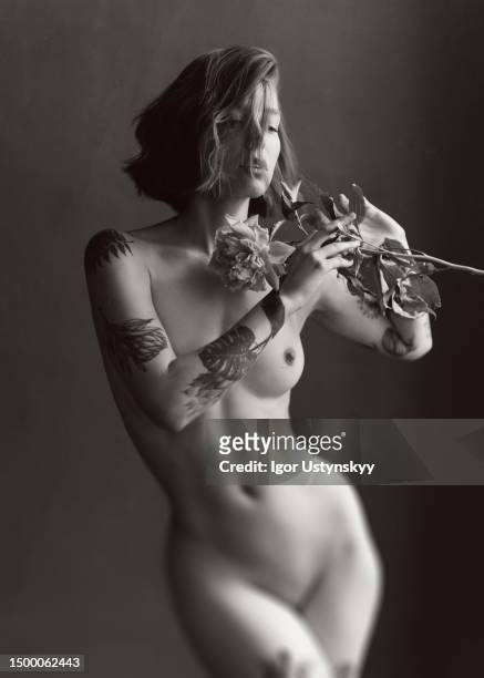 naked young woman with peony - beauty salon ukraine - fotografias e filmes do acervo