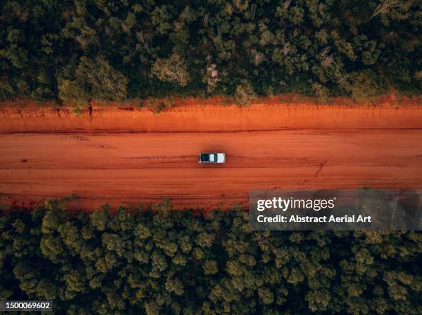 overhead image showing a 4x4 driving through a forest on a corrugated dirt road, dampier peninsula, western australia, australia - tropical bush stockfoto's en -beelden