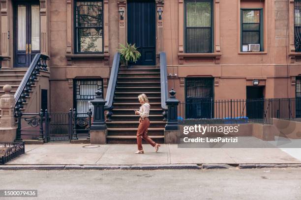 elegante junge frau, die in harlem, new york, spazieren geht - beautiful woman on the street of new york city stock-fotos und bilder