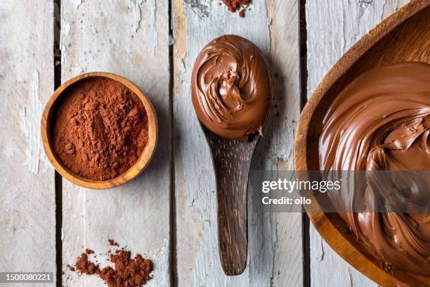 schokoladenaufstrich und kakaopulver - chocolate powder stock-fotos und bilder