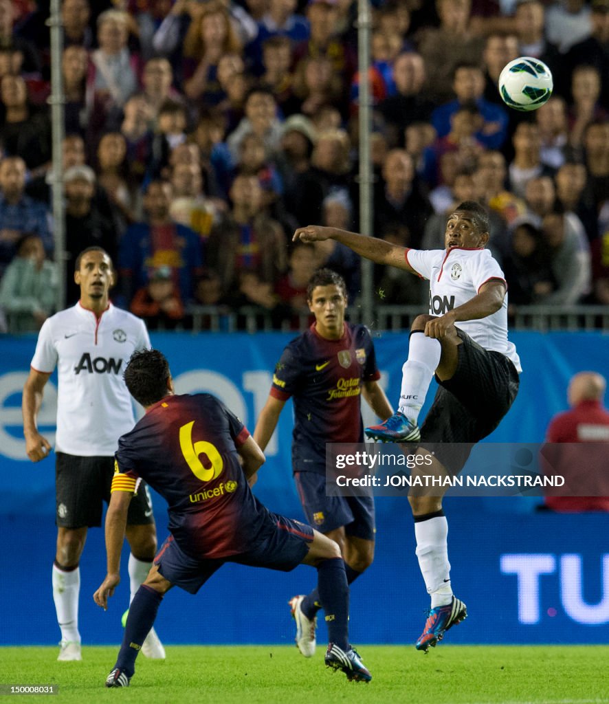 Manchester United's Anderson (R) vies fo