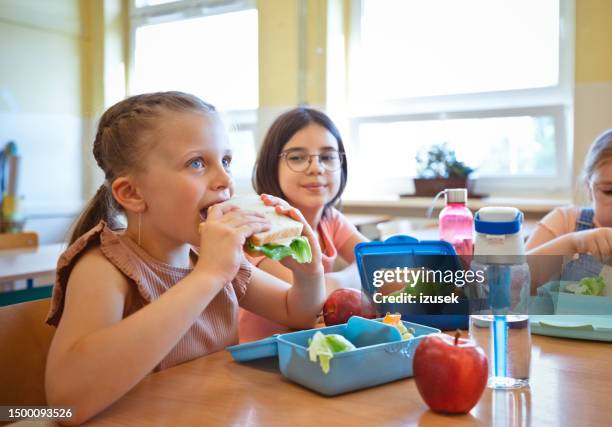 bambini delle scuole che pranzano - pausa pranzo foto e immagini stock