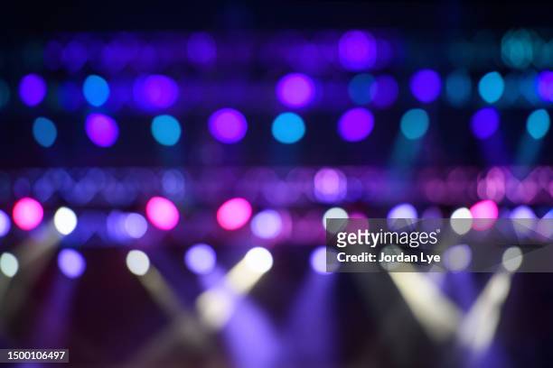 out of focus concert spot lights as background - bühnenscheinwerfer stock-fotos und bilder