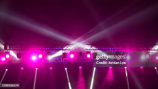 colorful pink spotlights above stage during performance. - podiumverlichting stockfoto's en -beelden