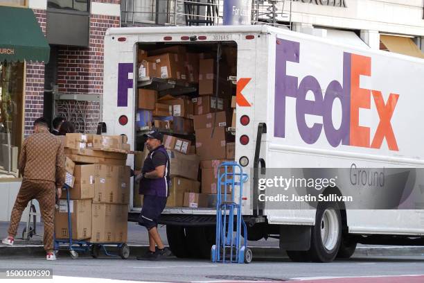 Fedex Parcel Loading Fedex Photos and Premium High Res Pictures - Getty Images