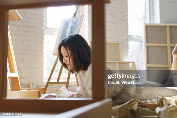 artists in the studio - east asian works of art specialist stock pictures, royalty-free photos & images