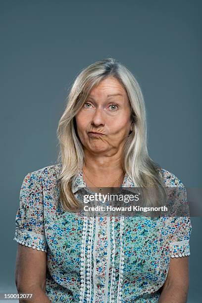 portraits - confused woman stockfoto's en -beelden