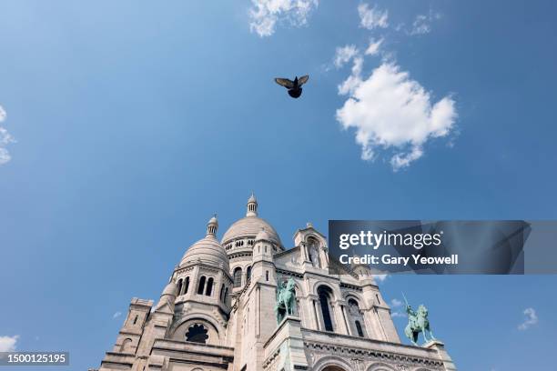 low angle view of sacre-coeur in summer - church color light paris stockfoto's en -beelden