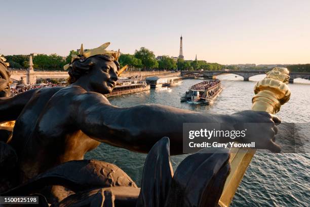 eiffel tower from port alexandre 111 at sunset - paris france stock pictures, royalty-free photos & images