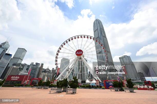 hong kong observation wheel & aia vitality park - stadscentrum hongkong stockfoto's en -beelden