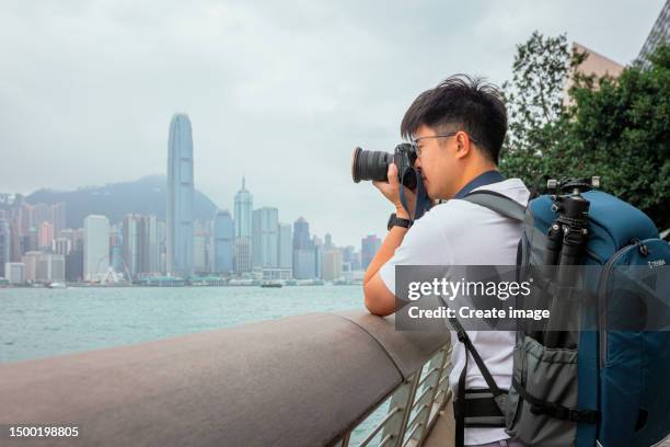 young man tourist or photographer enjoy and relaxing with beautiful hong kong. - travel destination not business travel or cityscape or scenic or exploration or vacation stockfoto's en -beelden