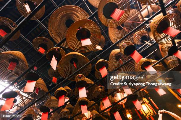 incense coils hanging on the roof at man mo temple in central district, hong kong. - templo de man mo - fotografias e filmes do acervo