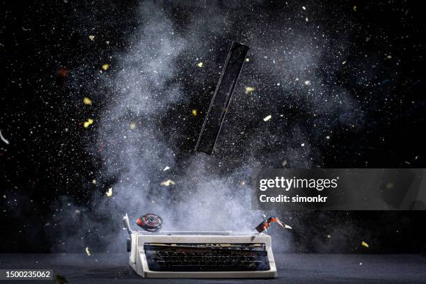 Exploding U Font 176 Cracked Font Stock Photos, High-Res Pictures, and Images - Getty Images