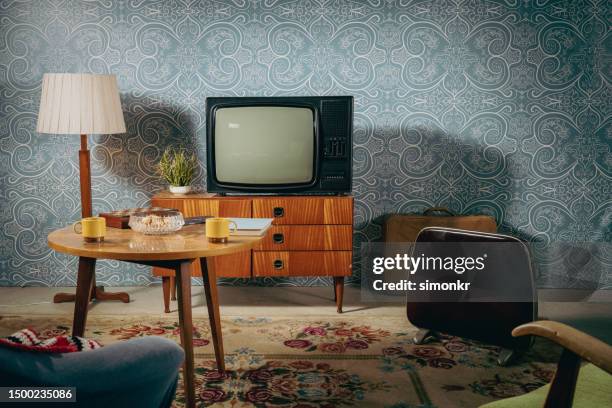 old television in hall - televisietoestel stockfoto's en -beelden