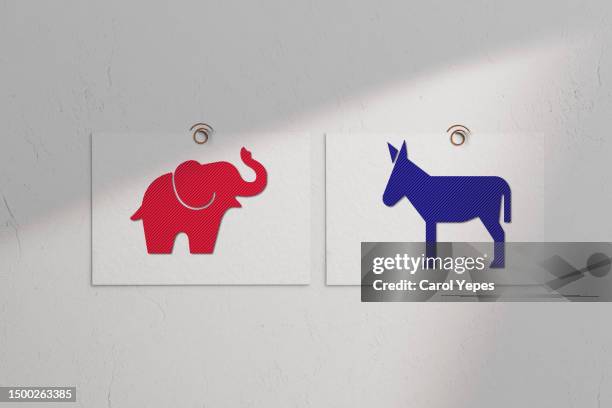 democratic blue donkey and republican red elephant - partido-republicano-norteamericano fotografías e imágenes de stock