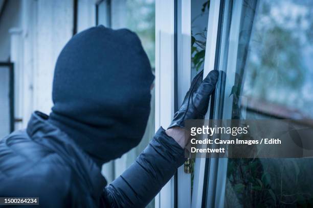 burglar trying to open a window - cambrioleur photos et images de collection