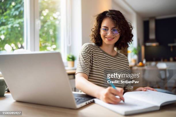 giovane donna, studentessa universitaria, che studia online. - studio foto e immagini stock