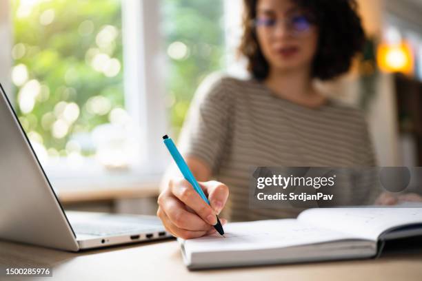 jeune femme, étudiante à l’université, étudiant en ligne. - trace photos et images de collection