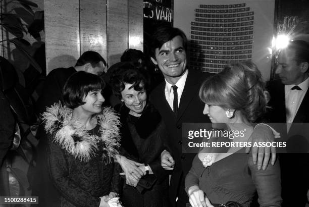 Agnès Varda, Jean-Claude Drouot et sa femme Claire lors de la première du film 'Le Bonheur' à Paris le 23 février 1965, France