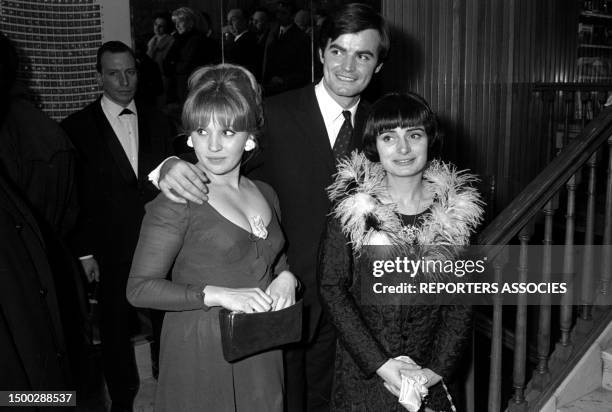 Agnès Varda, Jean-Claude Drouot et sa femme Claire lors de la première du film 'Le Bonheur' à Paris le 23 février 1965, France