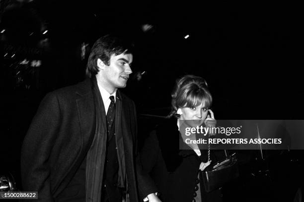 Jean-Claude Drouot et sa femme Claire lors de la première du film 'Le Bonheur' à Paris le 23 février 1965, France