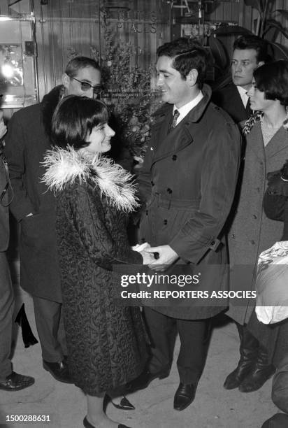 Jacques Demy et sa femme Agnès Varda lors de la première du film 'Le Bonheur' à Paris le 23 février 1965, France