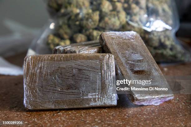 sale of hashish and marijuana - hashish stockfoto's en -beelden