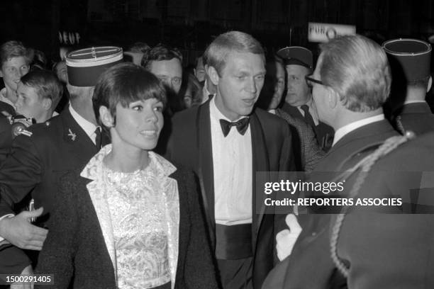 Steve McQueen et sa femme Neile Adams lors de la 1ère du film 'Une certaine rencontre' à Paris le 18 septembre 1964, France
