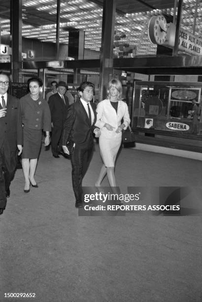 Le chanteur américain Paul Anka et sa femme Anne De Zogheb à leur arrivée à Orly le 11 septembre 1963, France