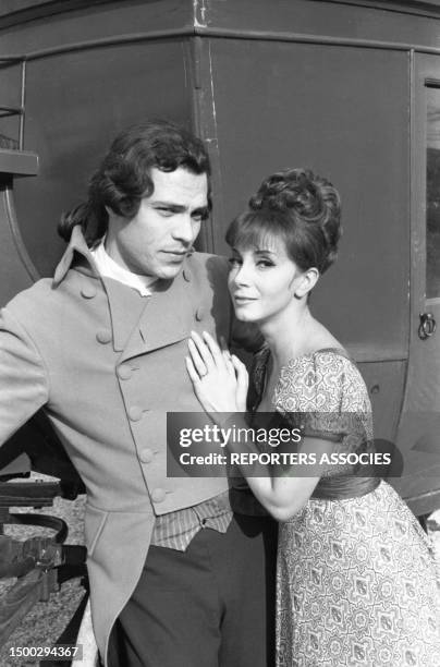 Portrait de Andréa Parisy et Claude Giraud lors du tournage de la mini-série 'Les Compagnons de Jéhu' réalisé par Michel Drach le 20 octobre 1965,...