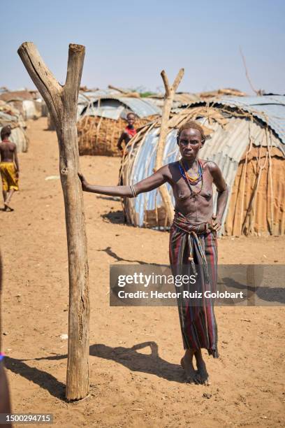 old woman from the dassanech tribe - anciana stock-fotos und bilder