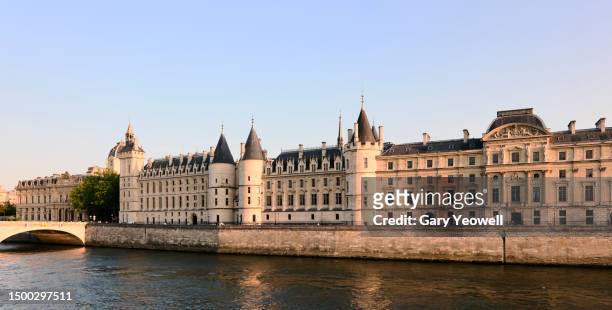 traditional buildings along the river seine - conciergerie stock pictures, royalty-free photos & images
