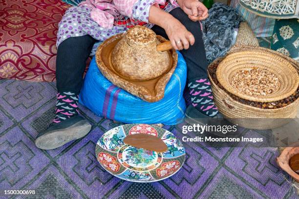 arganöl im ourika-tal im atlasgebirge, marokko - argan oil stock-fotos und bilder