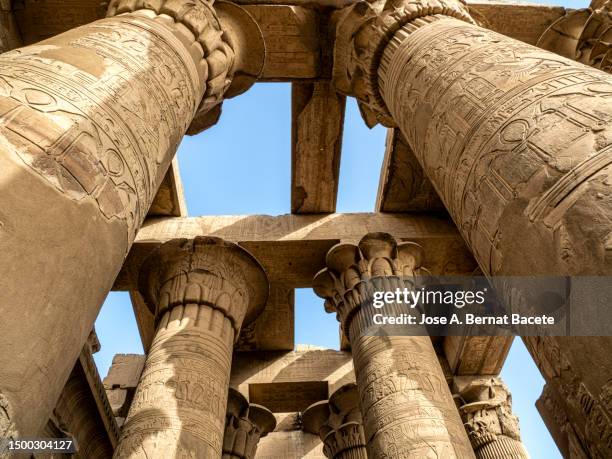 great columns in the interior of the edfu temple in egypt. - valle de los reyes fotografías e imágenes de stock