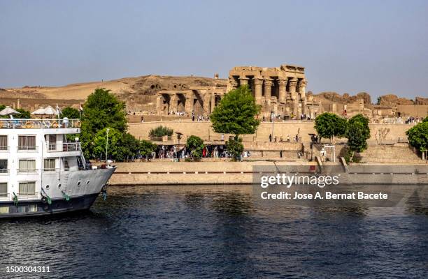 tourist cruises in front of the temple of kom ombo, aswan governorate, egypt - rio nilo imagens e fotografias de stock