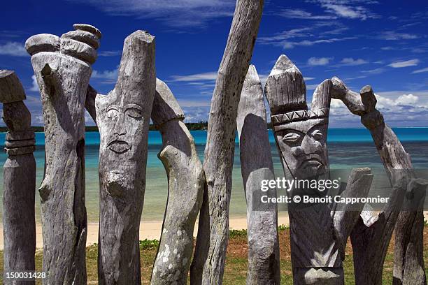 totems hand carved - relief carving stock-fotos und bilder