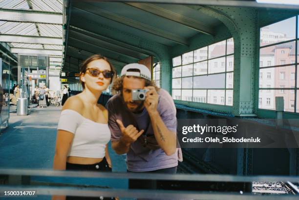 selfie eines jungen paares im spiegel, das auf point-and-shoot-filmkamera aufgenommen wurde - street style man stock-fotos und bilder