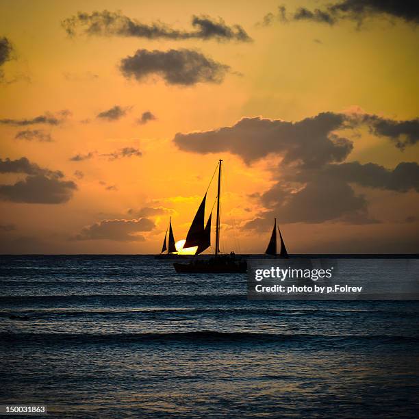 sunsetting on sailboat - pfolrev stockfoto's en -beelden