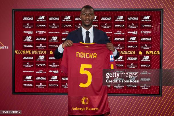 Roma new signing Evan Ndicka poses with his new jersey at Centro Sportivo Fulvio Bernardini on June 21, 2023 in Rome, Italy.