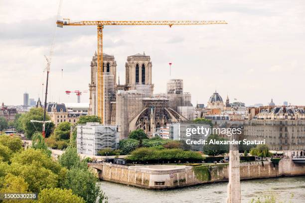 reconstruction of notre dame de paris, high angle view, paris, france - kathedrale von notre dame stock-fotos und bilder