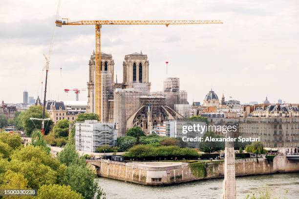 reconstruction of notre dame de paris, high angle view, paris, france - notre dame fotografías e imágenes de stock